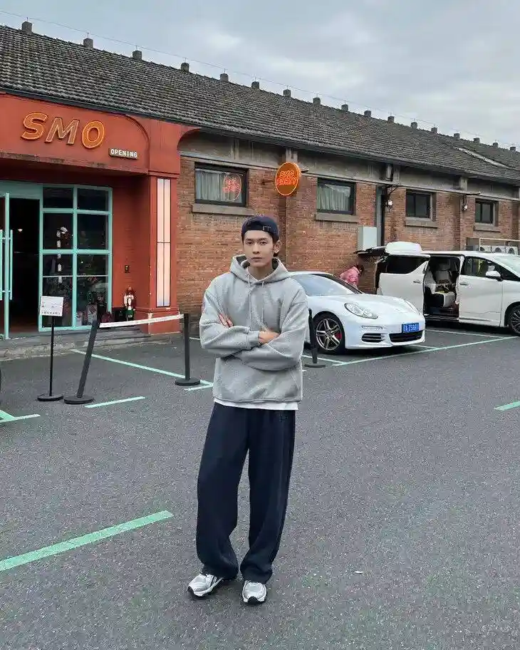 阔腿裤退场？这条裤子成秋冬时髦焦点！