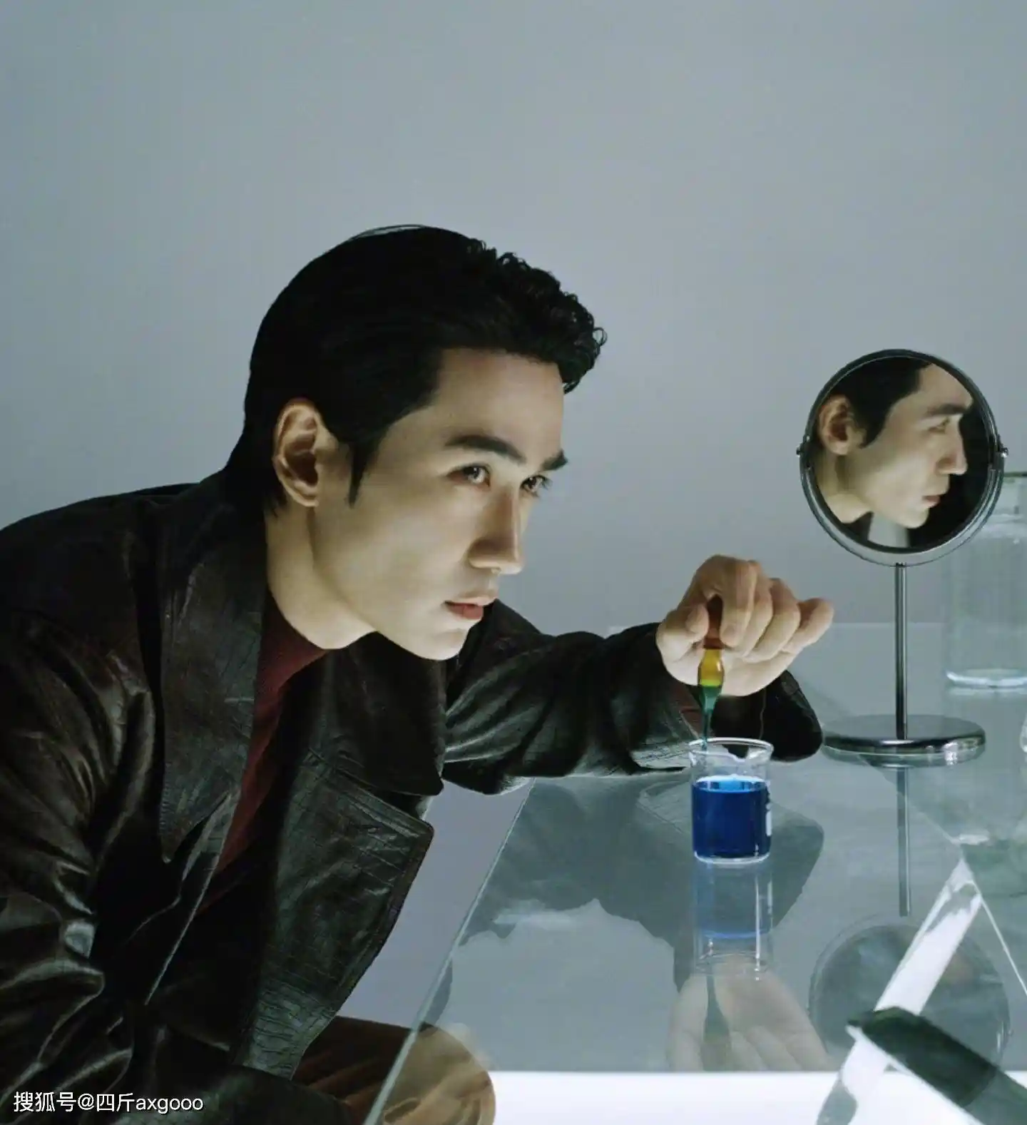 三字男艺人暗中举报柜姐？合影背后竟藏行程风波