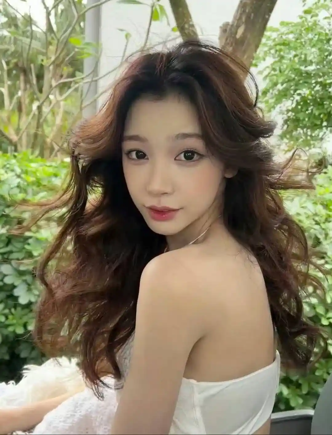 胡彦斌易梦玲马尔代夫密吻曝光，偶像恋情再引热议