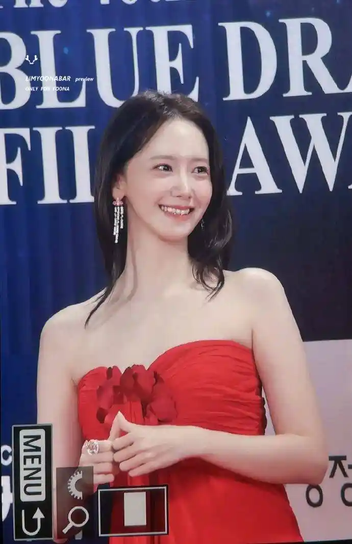 林允儿一袭红裙惊艳全场！抹胸设计尽显雪白肌肤与曼妙身姿