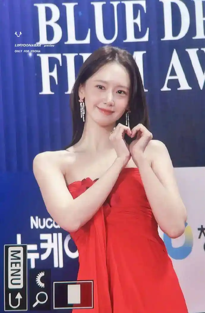 林允儿一袭红裙惊艳全场！抹胸设计尽显雪白肌肤与曼妙身姿