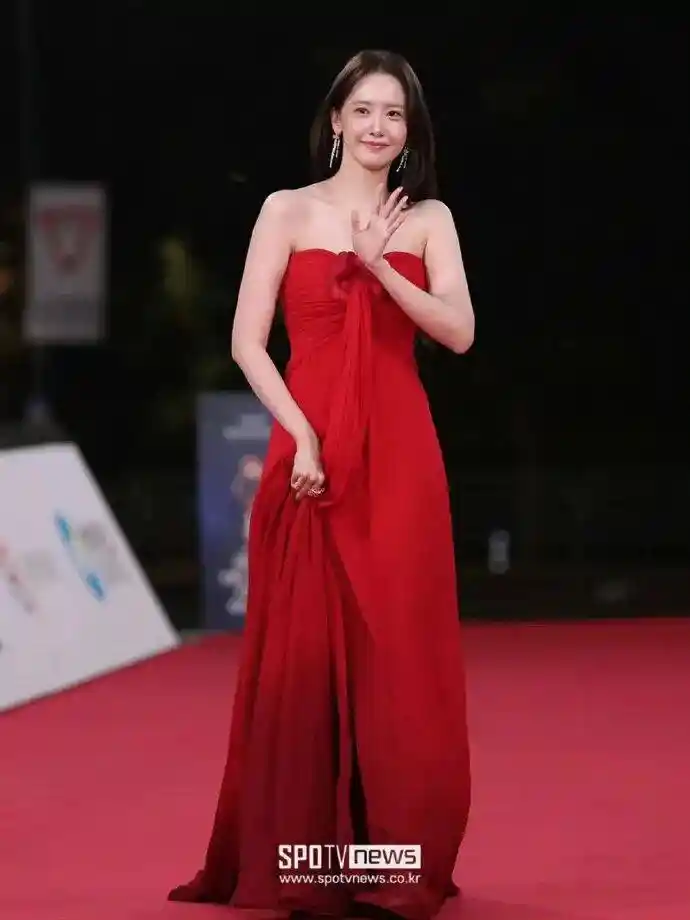 林允儿一袭红裙惊艳全场！抹胸设计尽显雪白肌肤与曼妙身姿