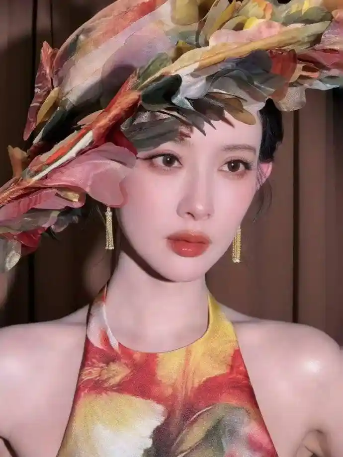 孟子义鱼尾裙美背惊艳亮相,复古油画美人气质爆棚