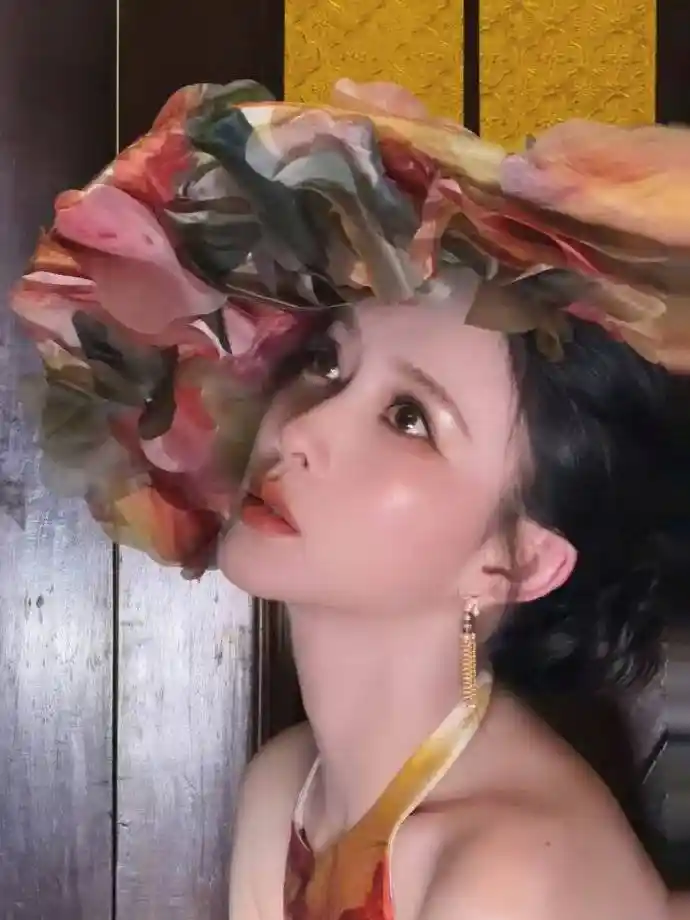 孟子义鱼尾裙美背惊艳亮相,复古油画美人气质爆棚