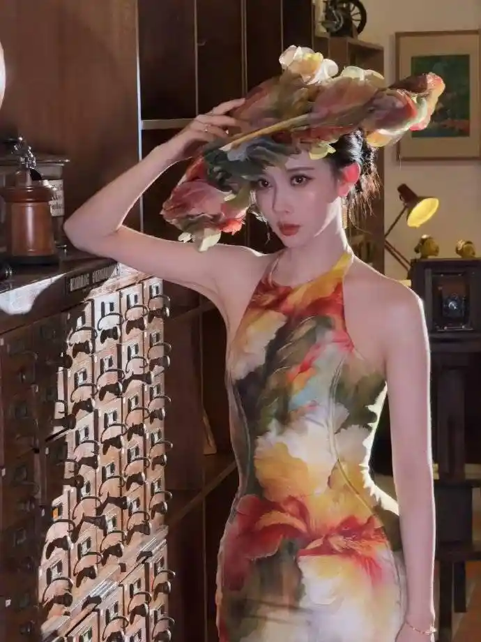 孟子义鱼尾裙美背惊艳亮相,复古油画美人气质爆棚