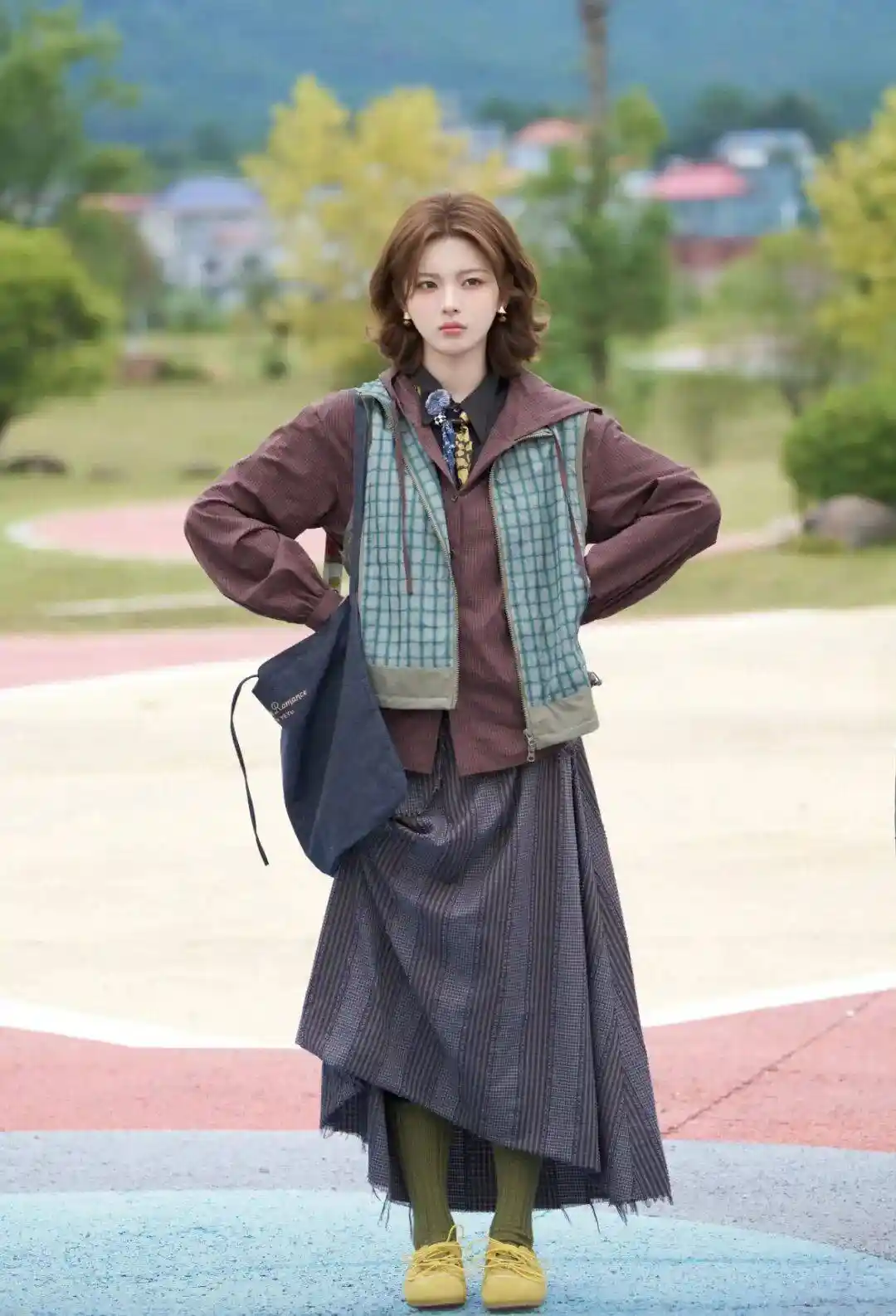 杨超越综艺路透惊艳全场！五套造型美到犯规，紫色穿搭成焦点