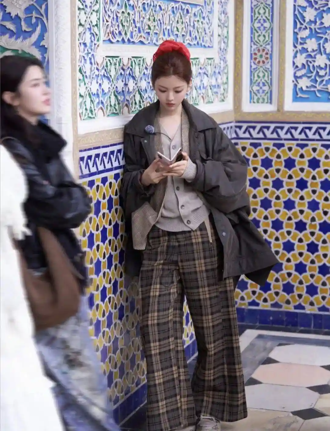 杨超越综艺路透惊艳全场！五套造型美到犯规，紫色穿搭成焦点