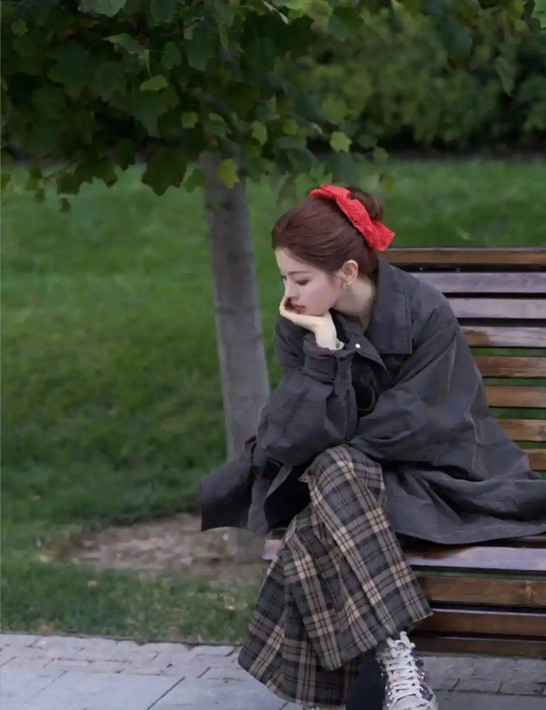 杨超越综艺路透惊艳全场！五套造型美到犯规，紫色穿搭成焦点