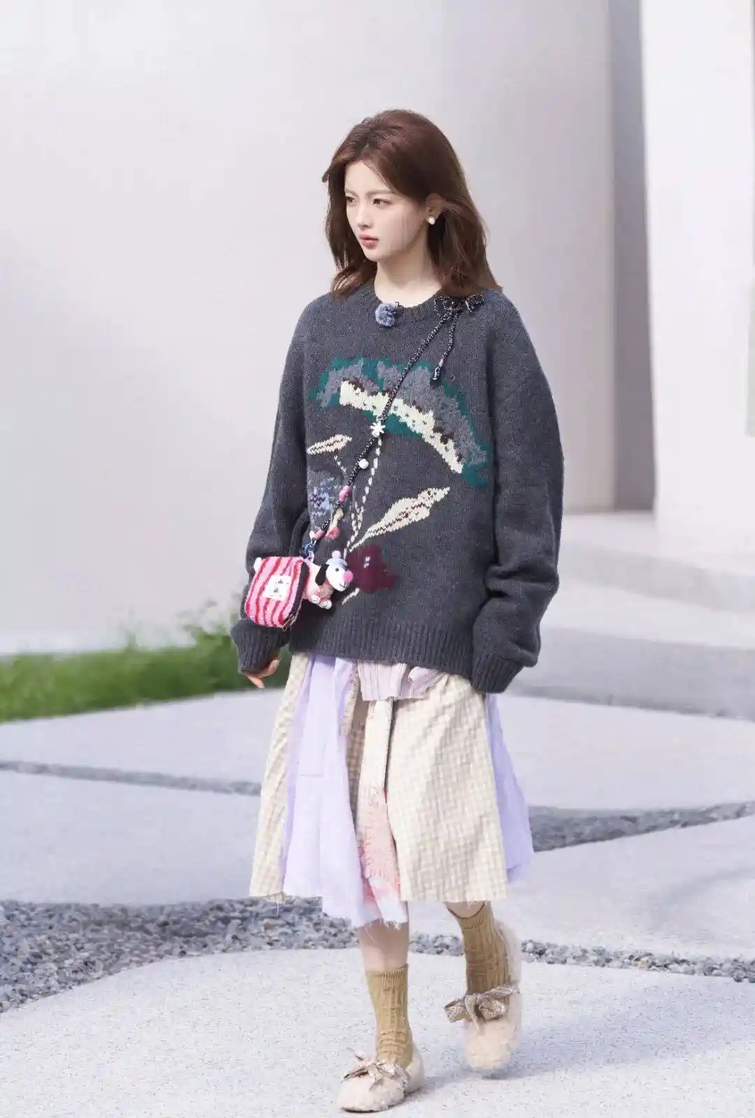 杨超越综艺路透惊艳全场！五套造型美到犯规，紫色穿搭成焦点