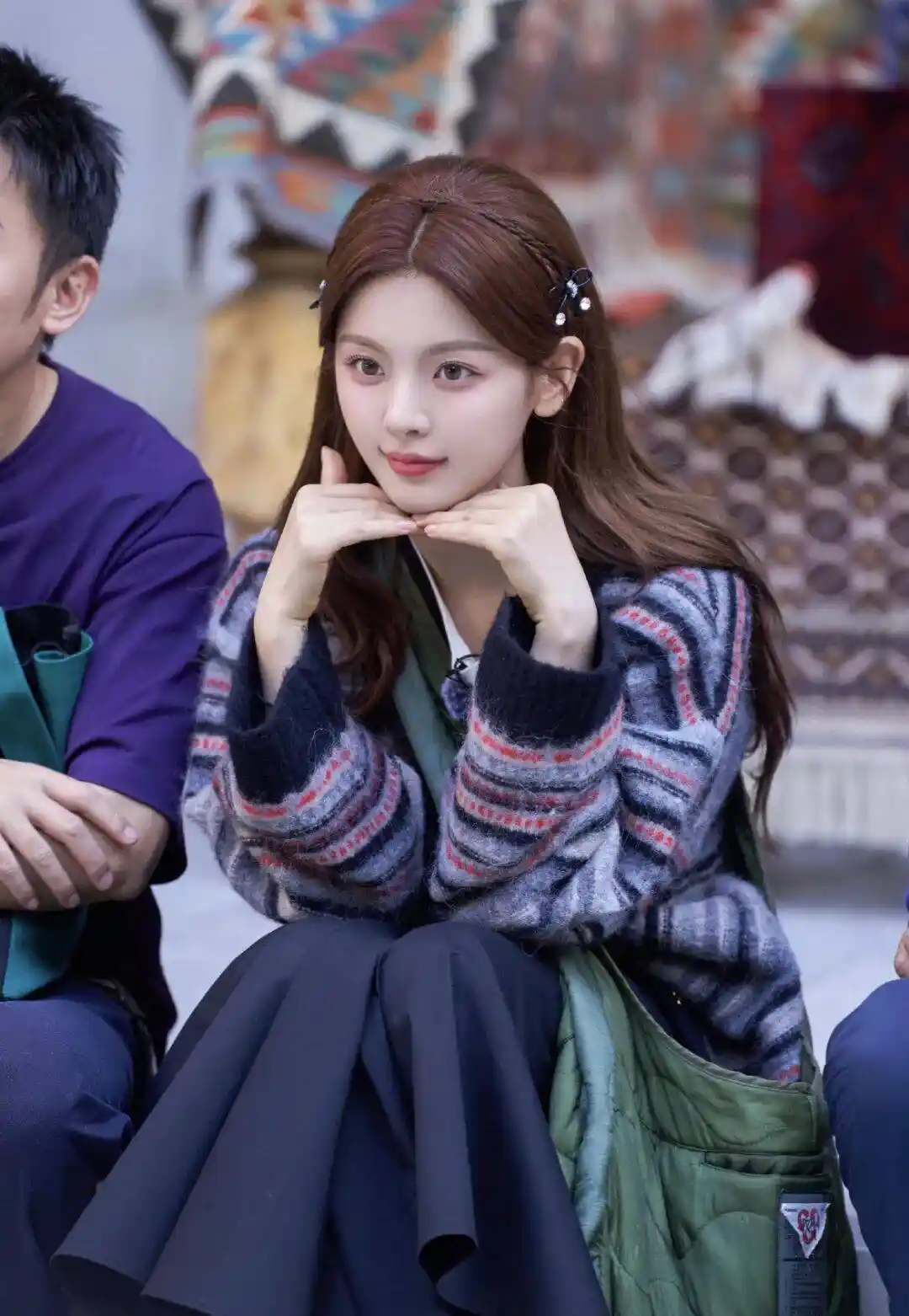 杨超越综艺路透惊艳全场！五套造型美到犯规，紫色穿搭成焦点