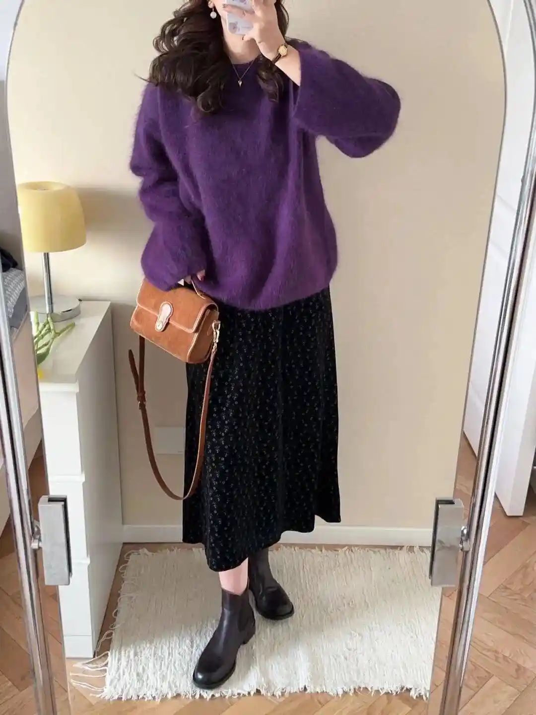 杨超越综艺路透惊艳全场！五套造型美到犯规，紫色穿搭成焦点