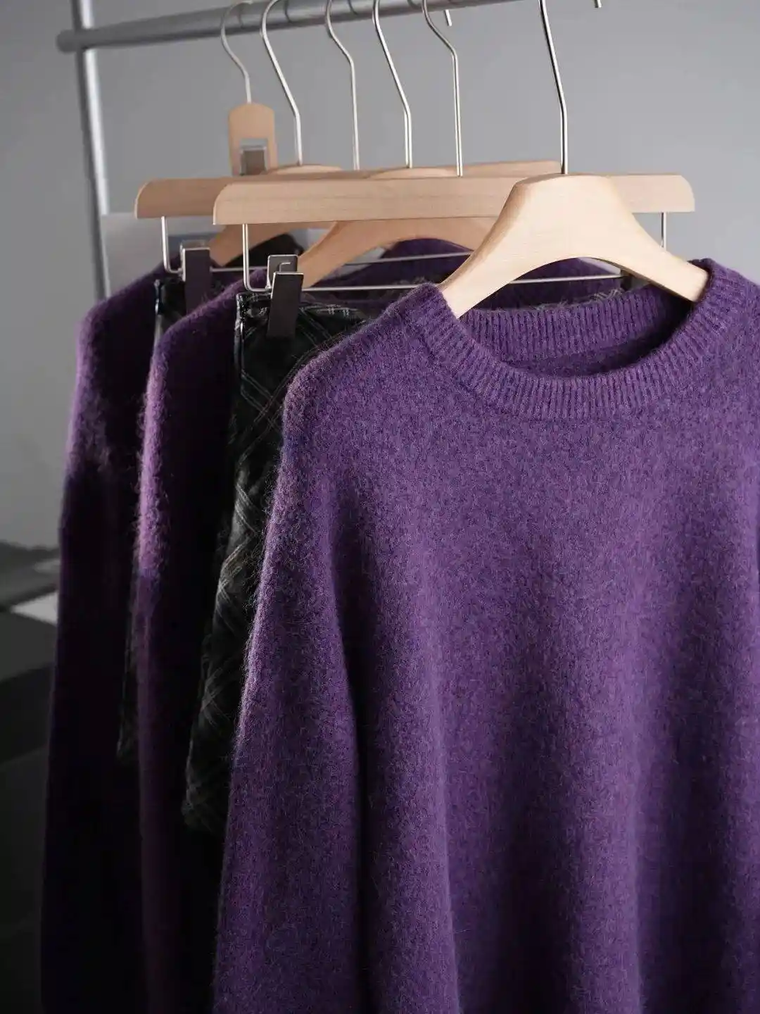 杨超越综艺路透惊艳全场！五套造型美到犯规，紫色穿搭成焦点