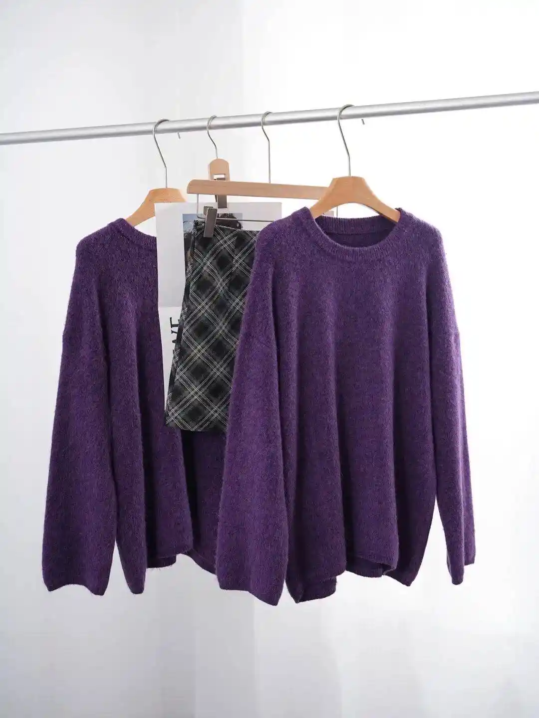 杨超越综艺路透惊艳全场！五套造型美到犯规，紫色穿搭成焦点