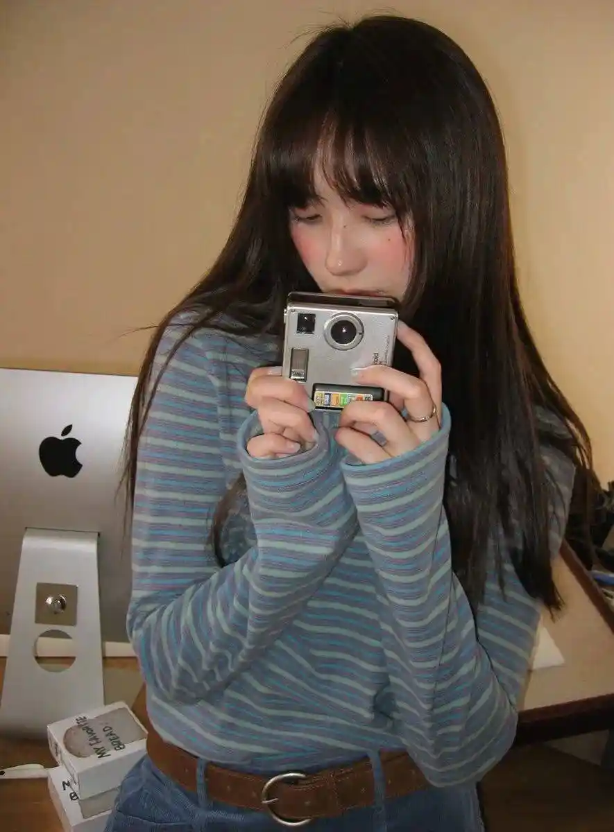 杨超越综艺路透惊艳全场！五套造型美到犯规，紫色穿搭成焦点