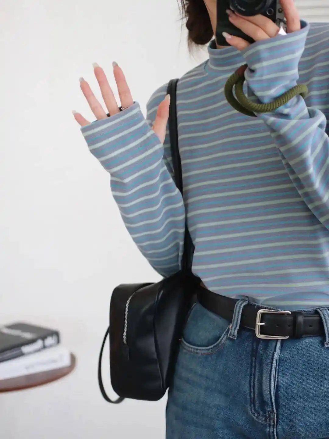 杨超越综艺路透惊艳全场！五套造型美到犯规，紫色穿搭成焦点