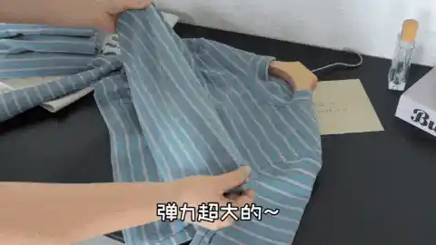 杨超越综艺路透惊艳全场！五套造型美到犯规，紫色穿搭成焦点