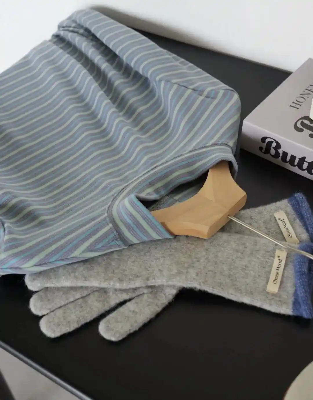 杨超越综艺路透惊艳全场！五套造型美到犯规，紫色穿搭成焦点