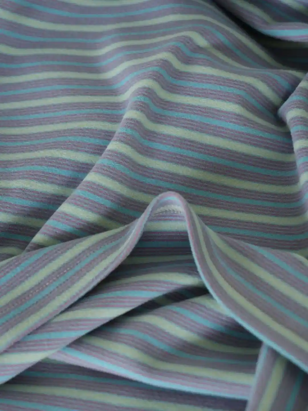 杨超越综艺路透惊艳全场！五套造型美到犯规，紫色穿搭成焦点