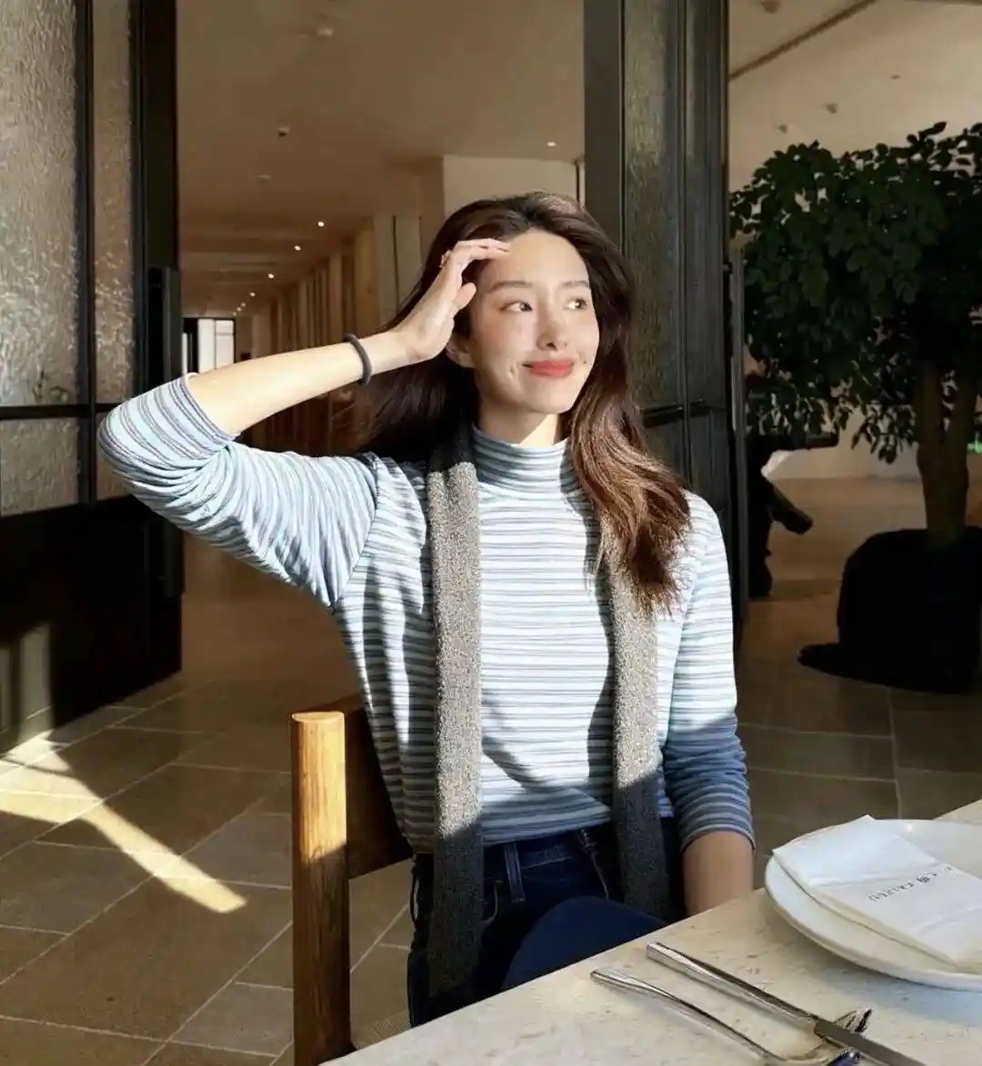 杨超越综艺路透惊艳全场！五套造型美到犯规，紫色穿搭成焦点