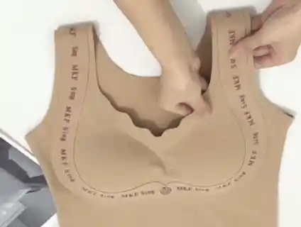 杨超越综艺路透惊艳全场！五套造型美到犯规，紫色穿搭成焦点