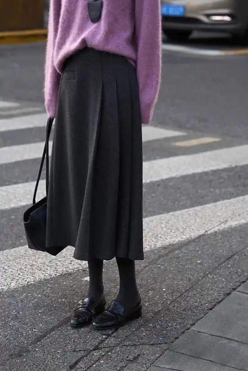 杨超越综艺路透惊艳全场！五套造型美到犯规，紫色穿搭成焦点