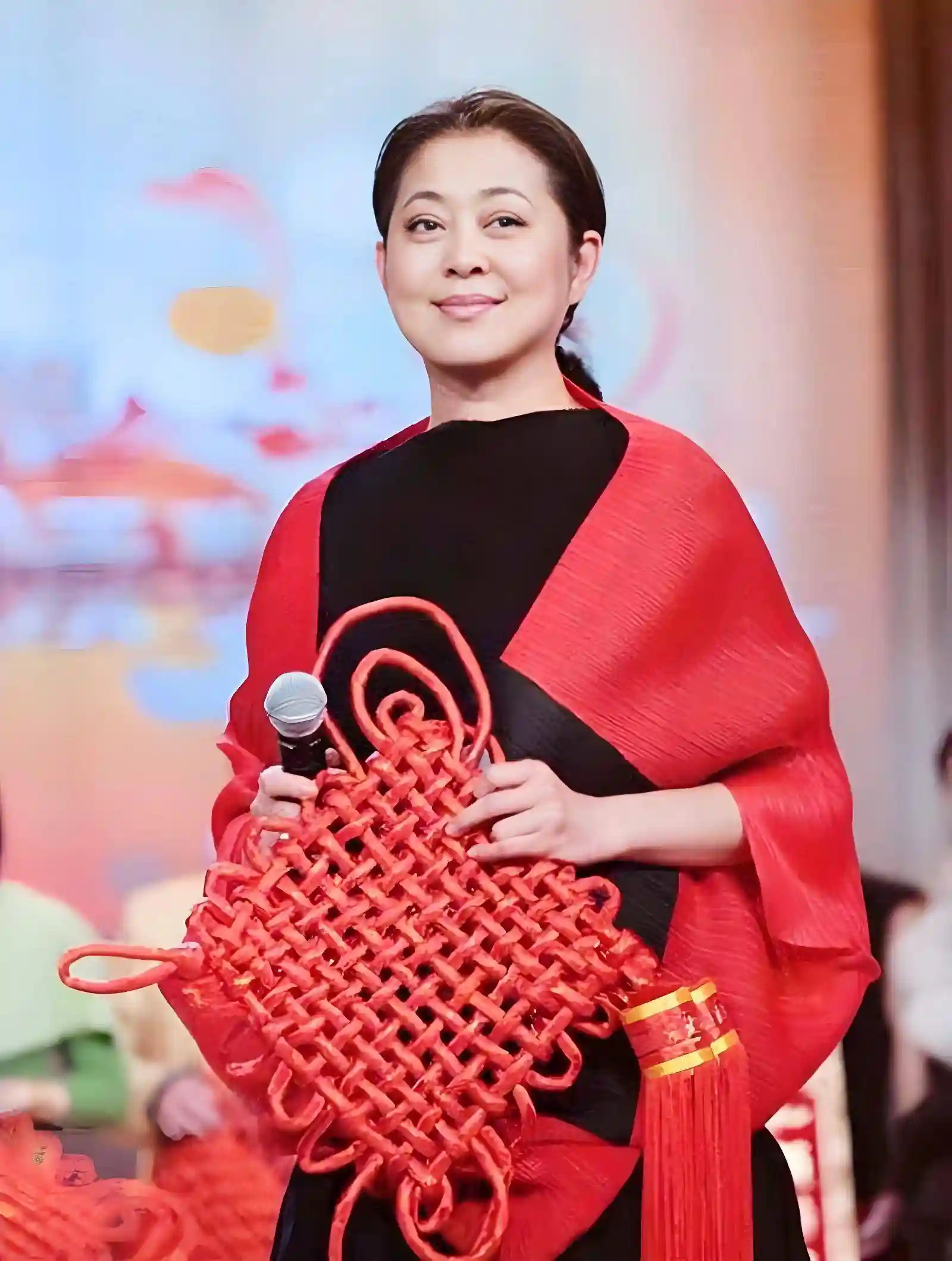 倪萍:父爱缺席,母仇刻骨,她一生未喊爸