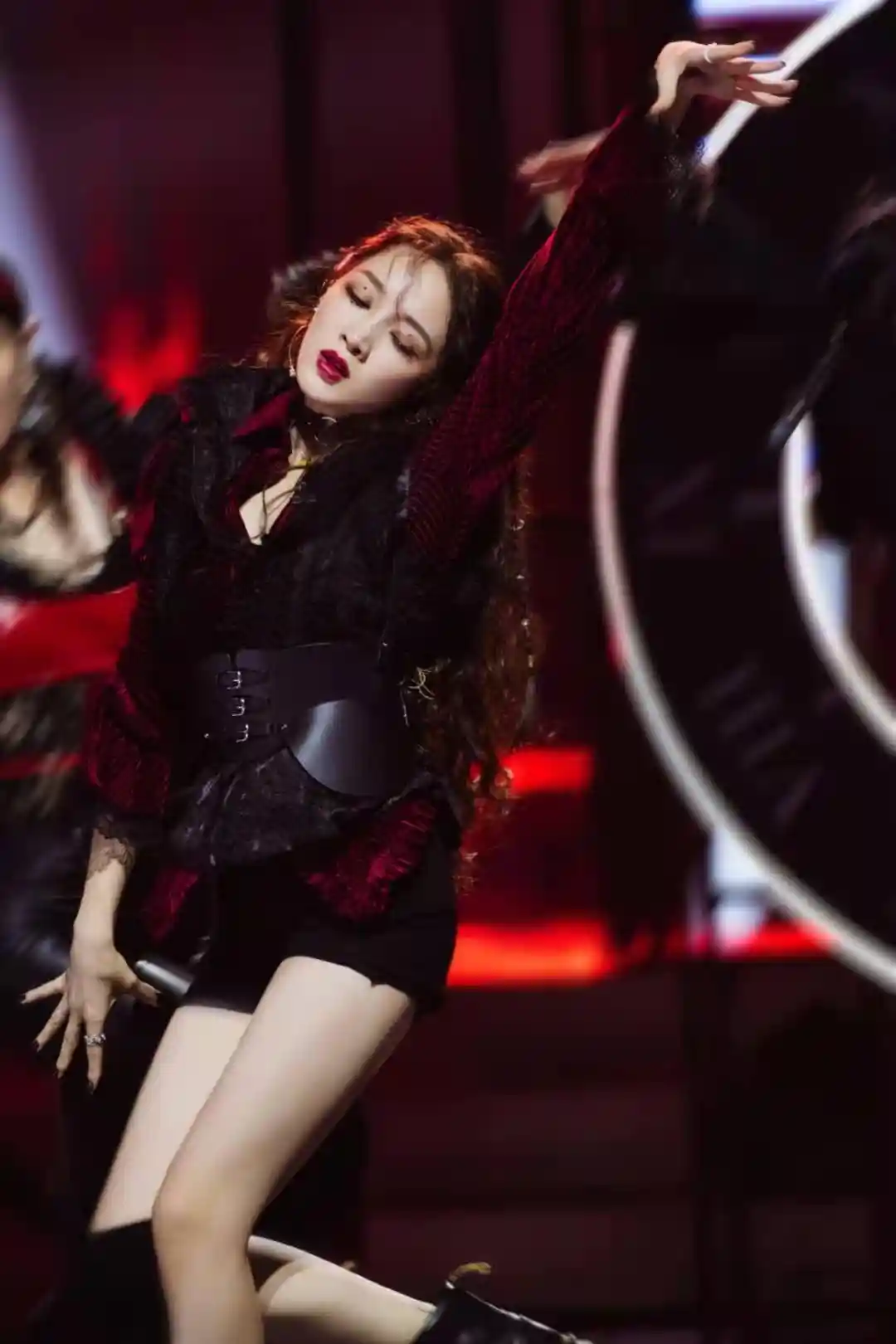 孟佳机场造型惊艳：上松下紧羽绒服演绎自信魅力