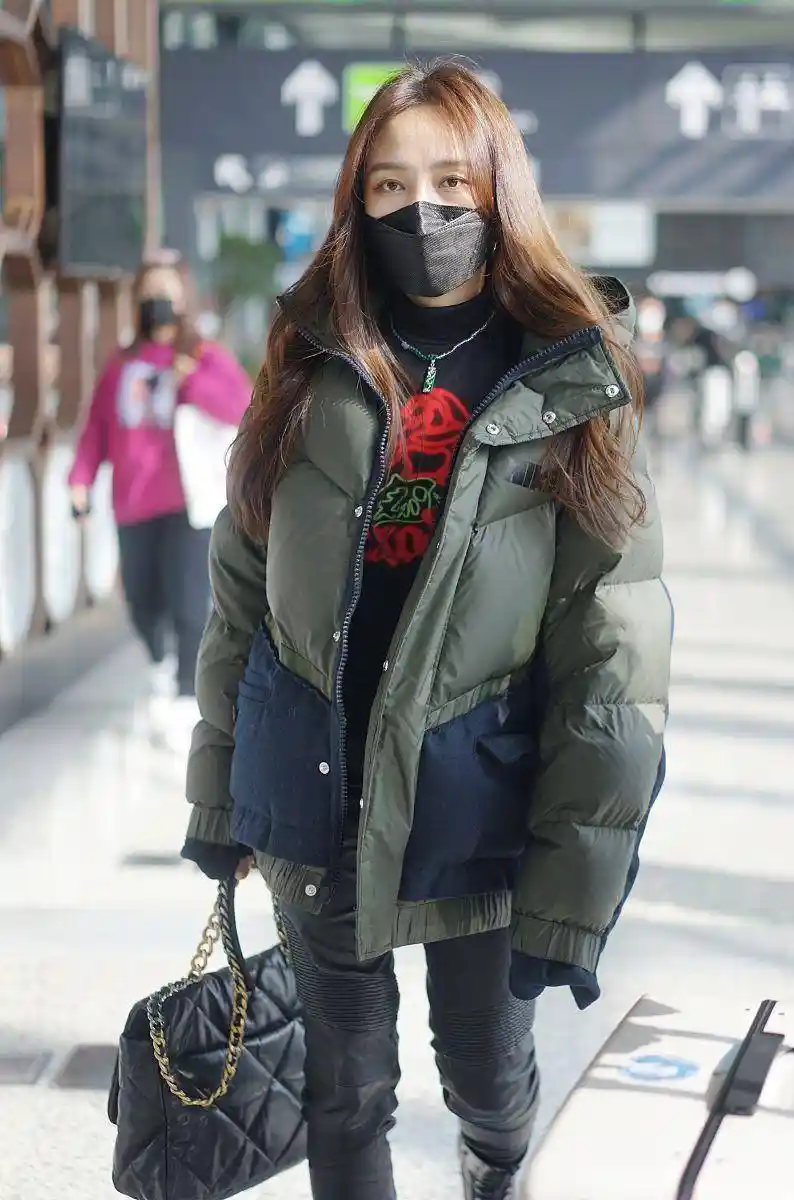 孟佳机场造型惊艳：上松下紧羽绒服演绎自信魅力