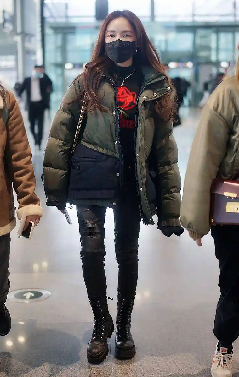 孟佳机场造型惊艳：上松下紧羽绒服演绎自信魅力