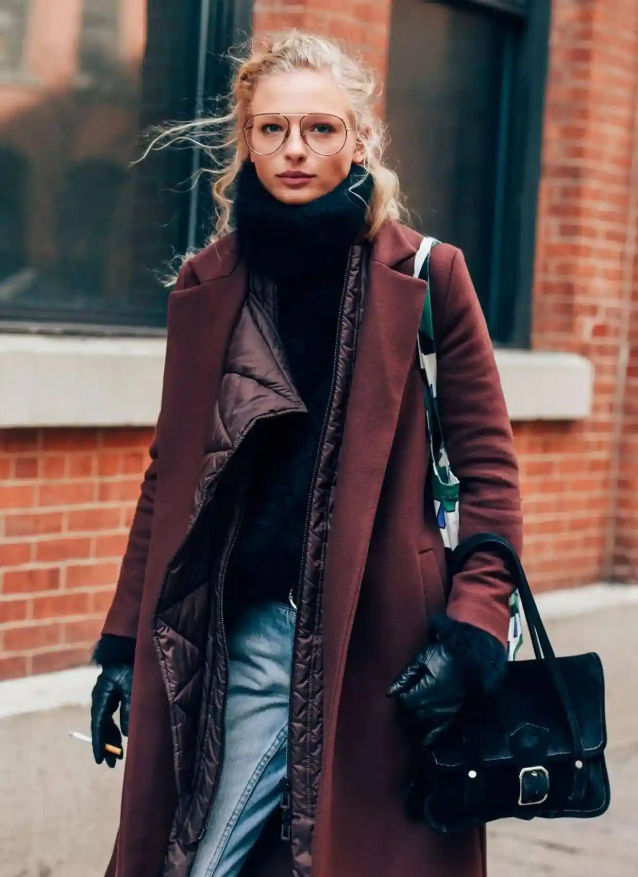 孟佳机场造型惊艳：上松下紧羽绒服演绎自信魅力