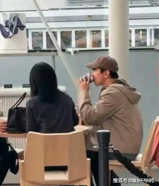 比林俊杰小21岁豪门千金现身街头，与闺蜜穿情侣装引猜测