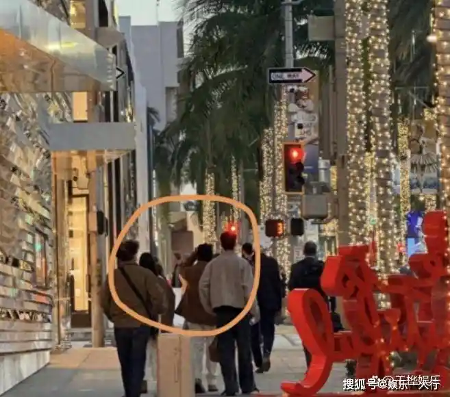 比林俊杰小21岁豪门千金现身街头，与闺蜜穿情侣装引猜测