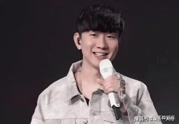 比林俊杰小21岁豪门千金现身街头，与闺蜜穿情侣装引猜测