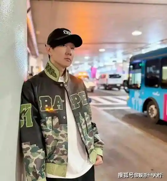 比林俊杰小21岁豪门千金现身街头，与闺蜜穿情侣装引猜测