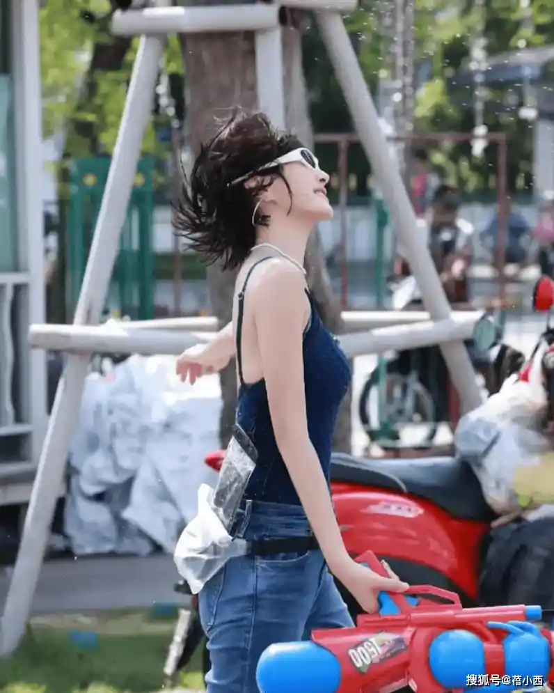 46岁秦岚水中写真惊艳曝光！吊带紧身裤勾勒极致腰臀比，美出新高度