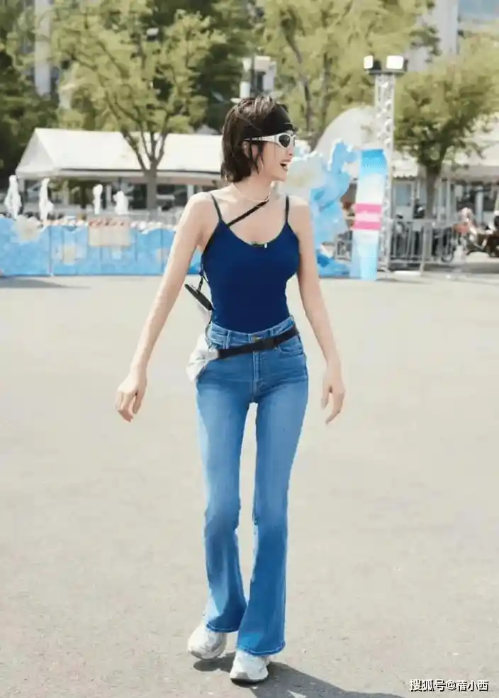 46岁秦岚水中写真惊艳曝光！吊带紧身裤勾勒极致腰臀比，美出新高度