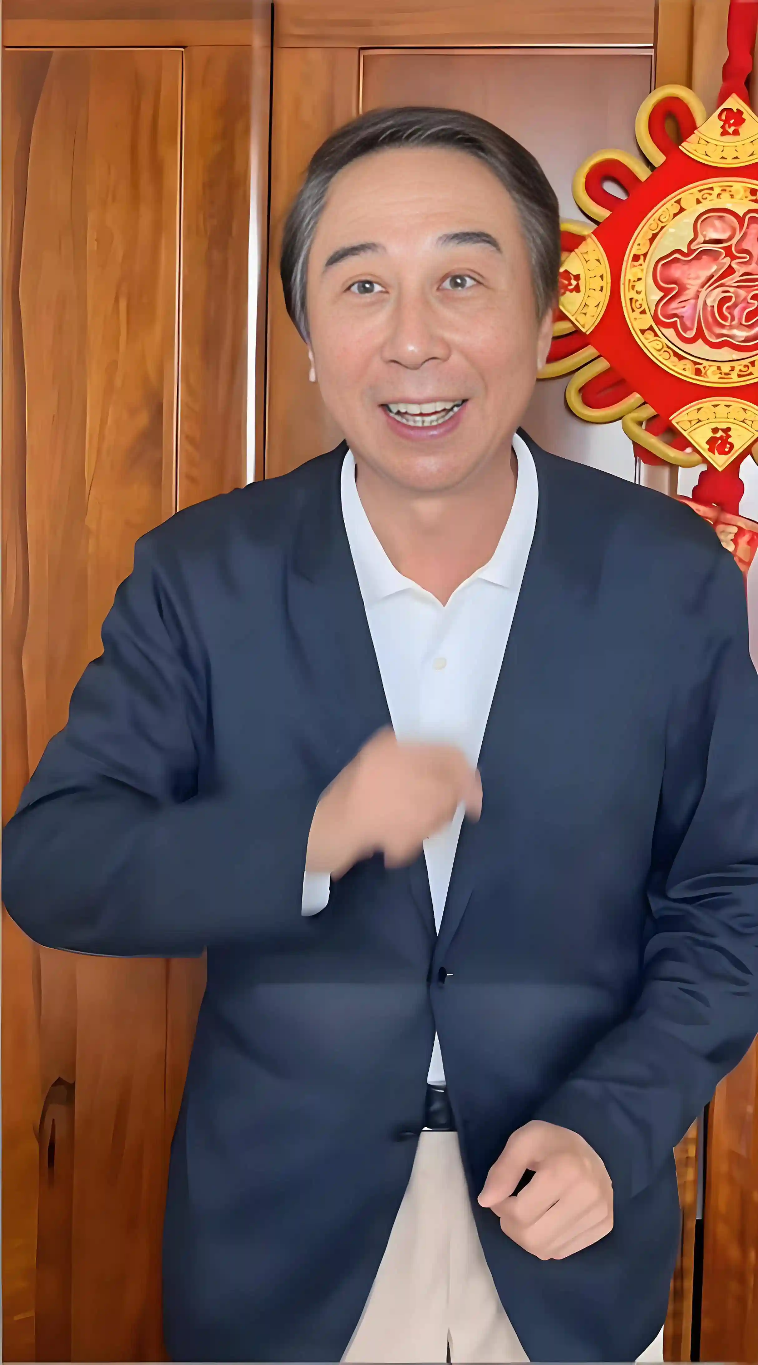 冯巩首晒父母合照:爱的传承是他人生的底色