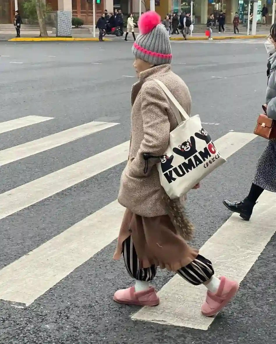 土味穿搭引爆上海街头，银发族气质逆袭成时尚新宠