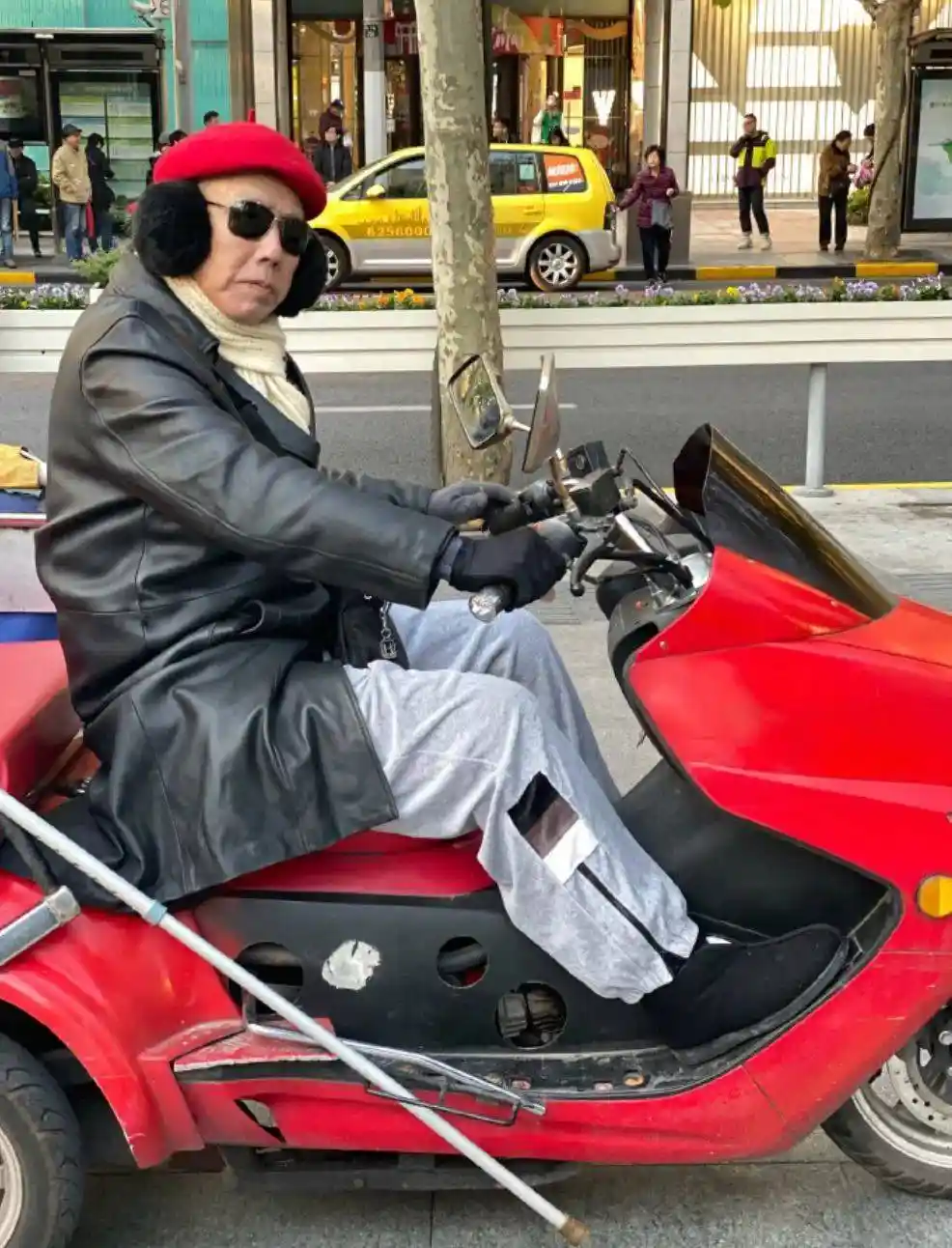 土味穿搭引爆上海街头，银发族气质逆袭成时尚新宠