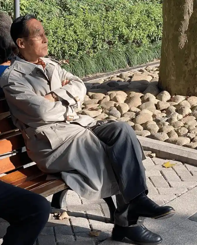 土味穿搭引爆上海街头，银发族气质逆袭成时尚新宠