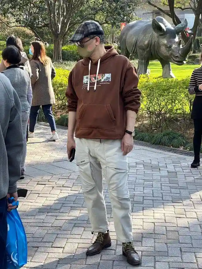 土味穿搭引爆上海街头，银发族气质逆袭成时尚新宠