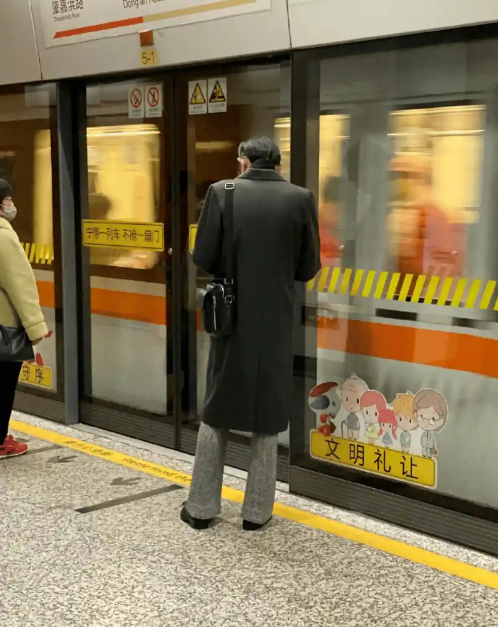 土味穿搭引爆上海街头，银发族气质逆袭成时尚新宠