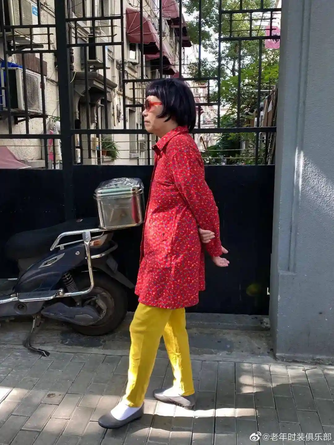 土味穿搭引爆上海街头，银发族气质逆袭成时尚新宠