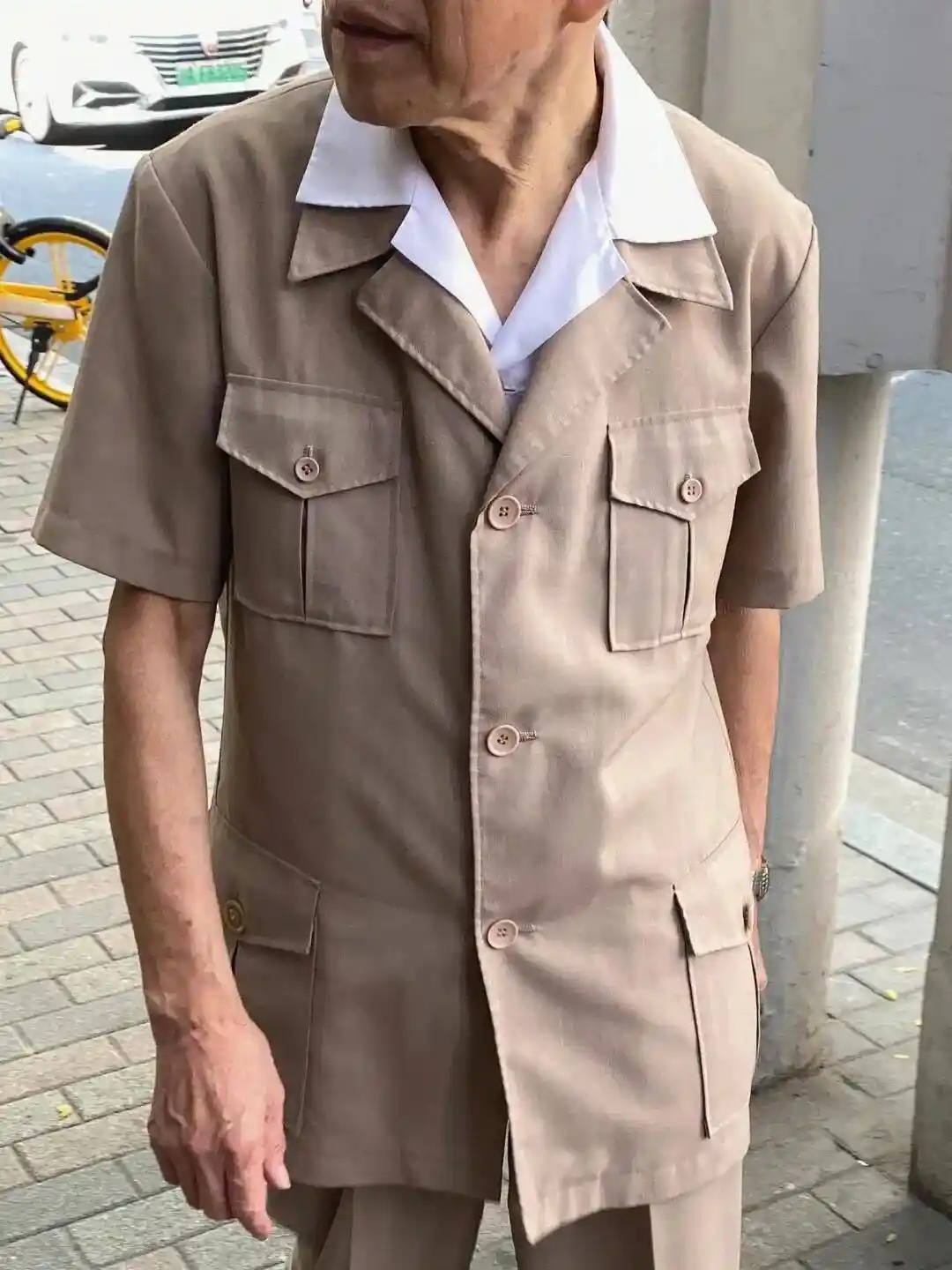 土味穿搭引爆上海街头，银发族气质逆袭成时尚新宠