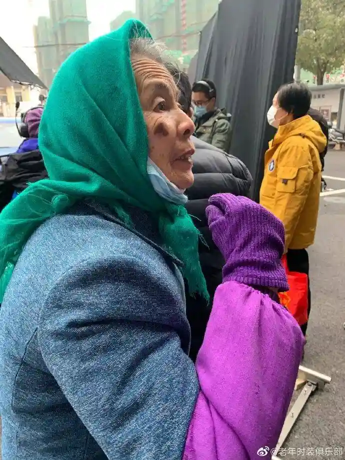 土味穿搭引爆上海街头，银发族气质逆袭成时尚新宠