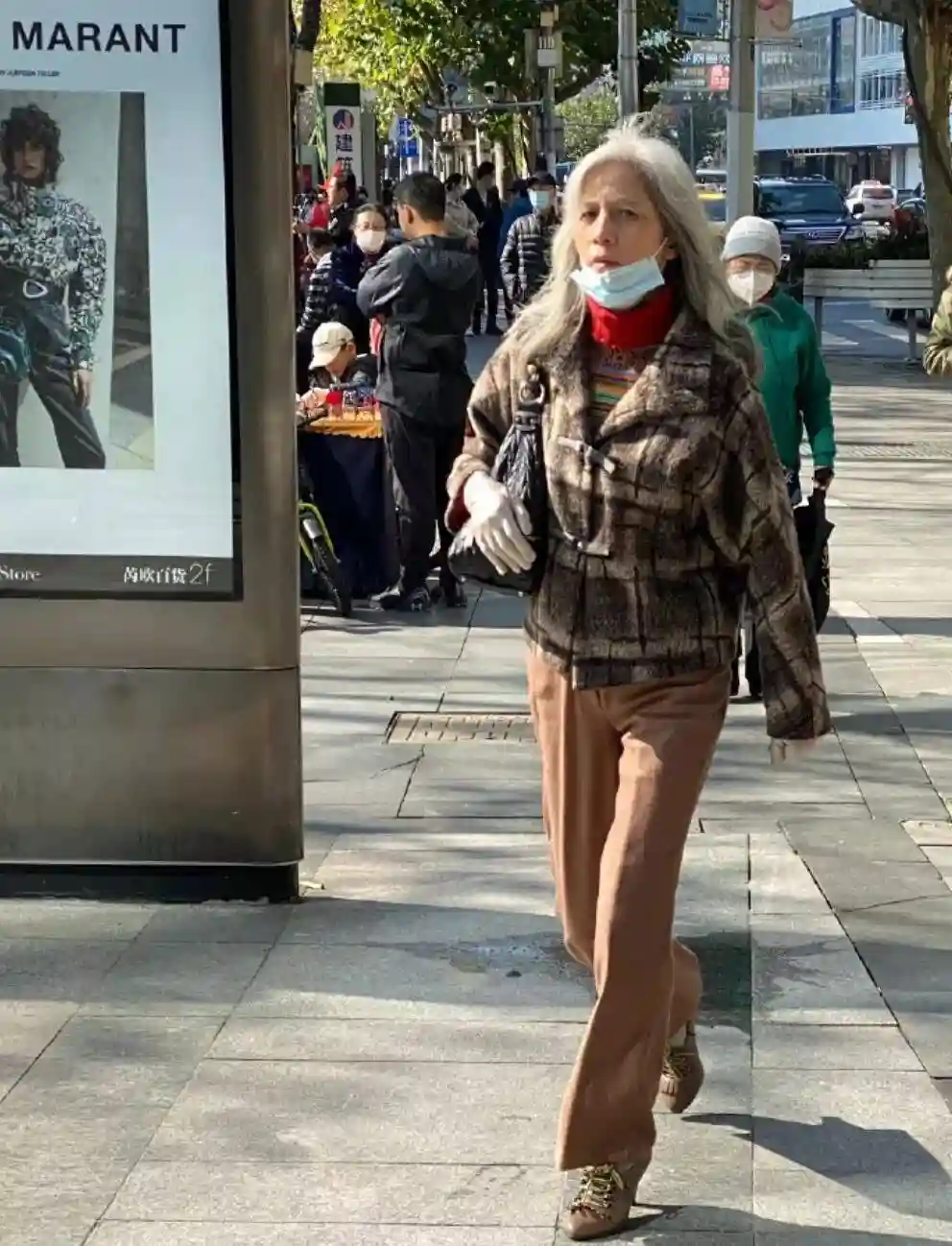 土味穿搭引爆上海街头，银发族气质逆袭成时尚新宠