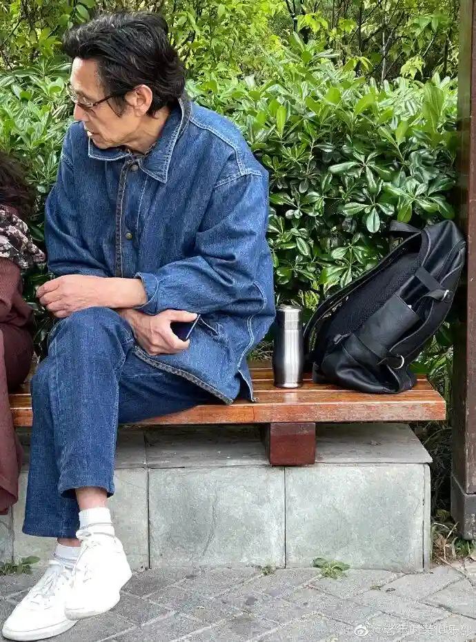 土味穿搭引爆上海街头，银发族气质逆袭成时尚新宠