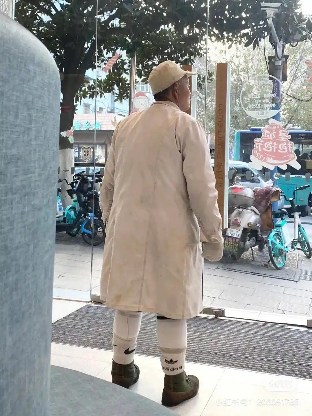 土味穿搭引爆上海街头，银发族气质逆袭成时尚新宠