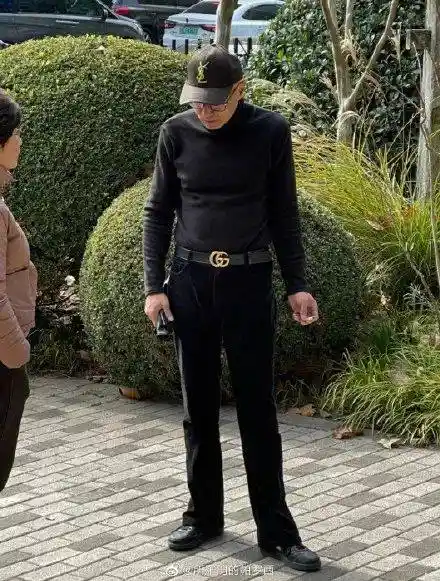 土味穿搭引爆上海街头，银发族气质逆袭成时尚新宠