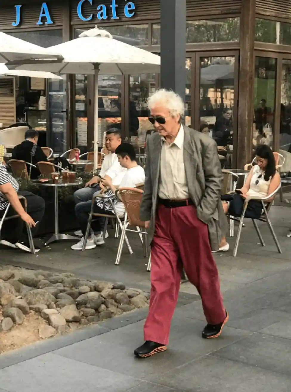 土味穿搭引爆上海街头，银发族气质逆袭成时尚新宠